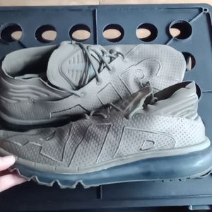 Men's size 9 1/2 Green Nike air tennis shoes